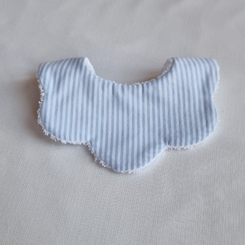 Babero de bebé con forma de flor, estampado de rayas en color azul claro y blanco