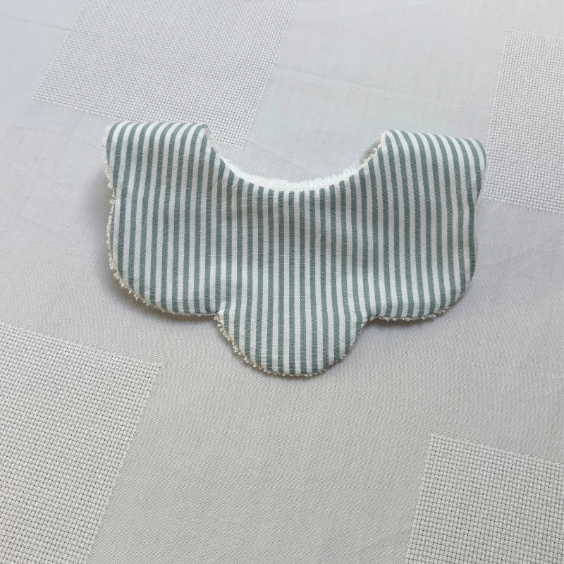 Babero de bebé con forma de flor, estampado de rayas en color verde empolvado y blanco