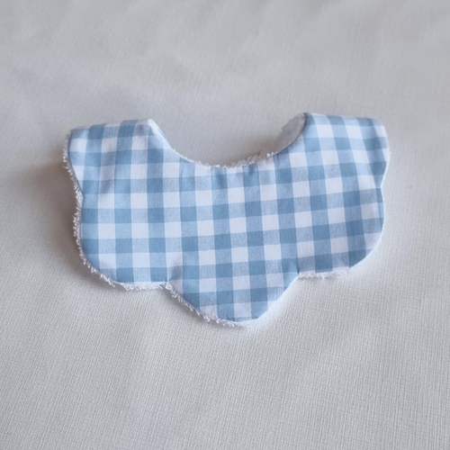 Babero de bebé con forma de flor, estampado de cuadros vichy en color azul claro y blanco