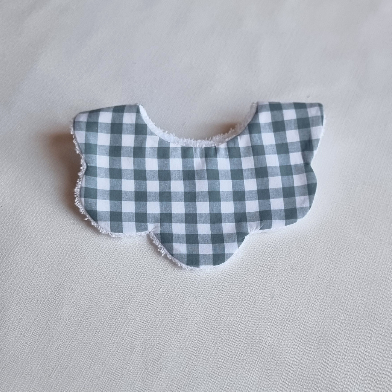 Babero de bebé con forma de flor, estampado de cuadros vichy en color verde empolvado y blanco