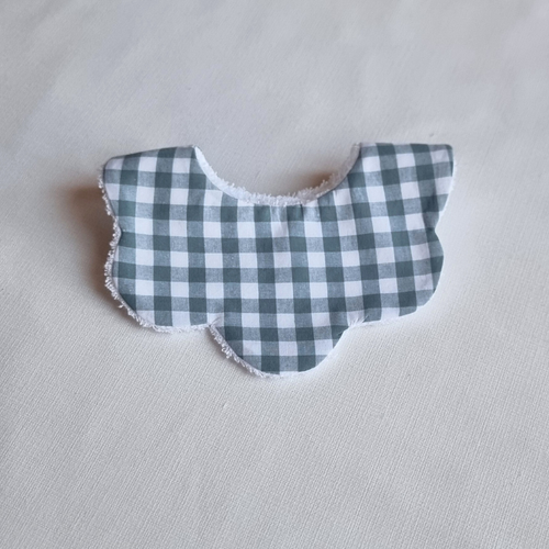Babero de bebé con forma de flor, estampado de cuadros vichy en color verde empolvado y blanco