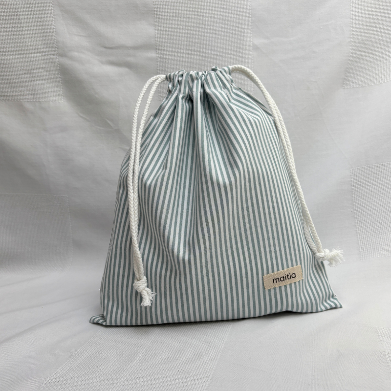 Bolsa multiusos de tela con estampado de rayas finas en verde agua y blanco, cierre con cordones de algodón