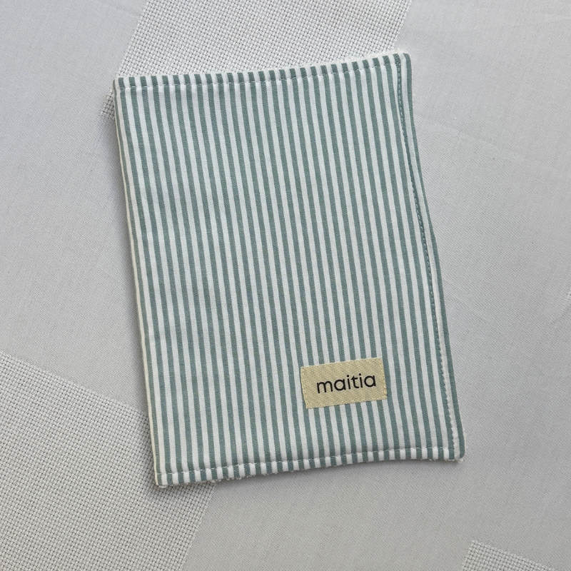Toalla babas de tela con estampado de rayas finas en verde agua y blanco