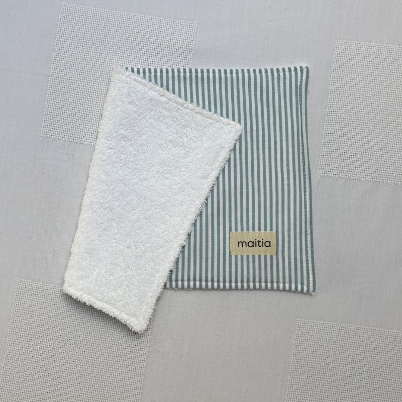 Toalla babas de tela con estampado de rayas finas en verde agua y blanco