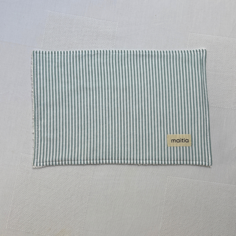 Toalla babas de tela con estampado de rayas finas en verde agua y blanco